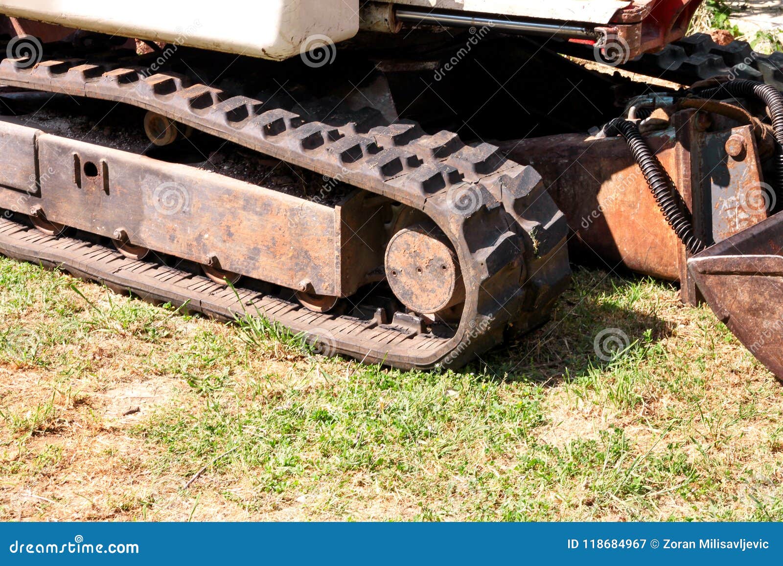 Une partie d'excavatrice, de machine de bouteur et de tracteur de travailleur, plan rapproché Rénovation sur le chemin Machines de route au chantier de construction Société de route, machines de construction pour la construction Industrie et infrastructure