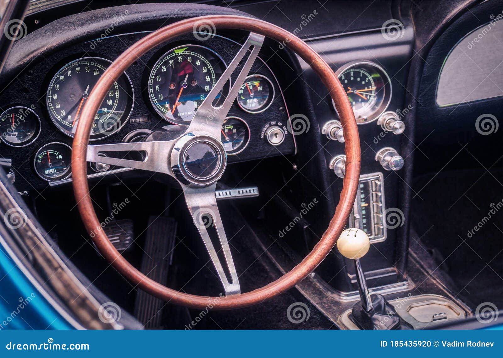 https://thumbs.dreamstime.com/z/une-partie-de-l-int%C3%A9rieur-d-voiture-sport-luxe-oldtimer-avec-le-panneau-avant-levier-vitesse-cadrans-horloge-carburant-volant-185435920.jpg