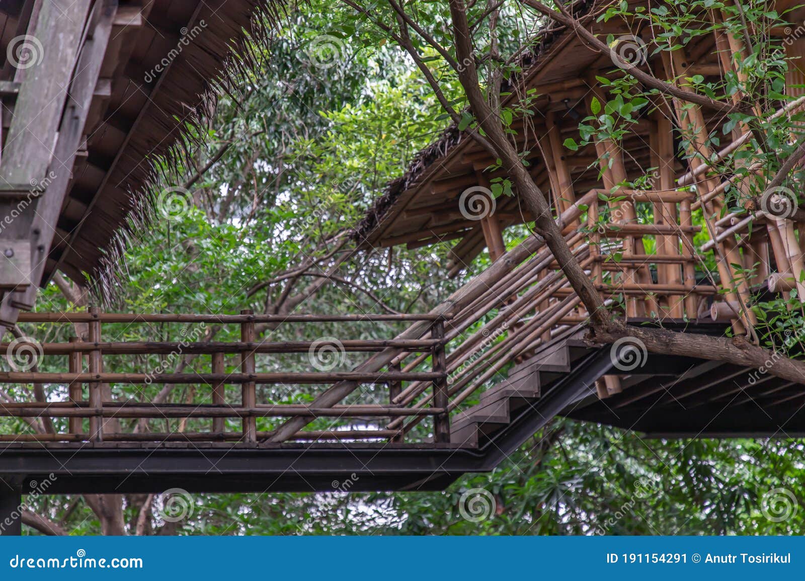 Une Passerelle En Bois Simple Qui Se Connectent Entre Deux ...