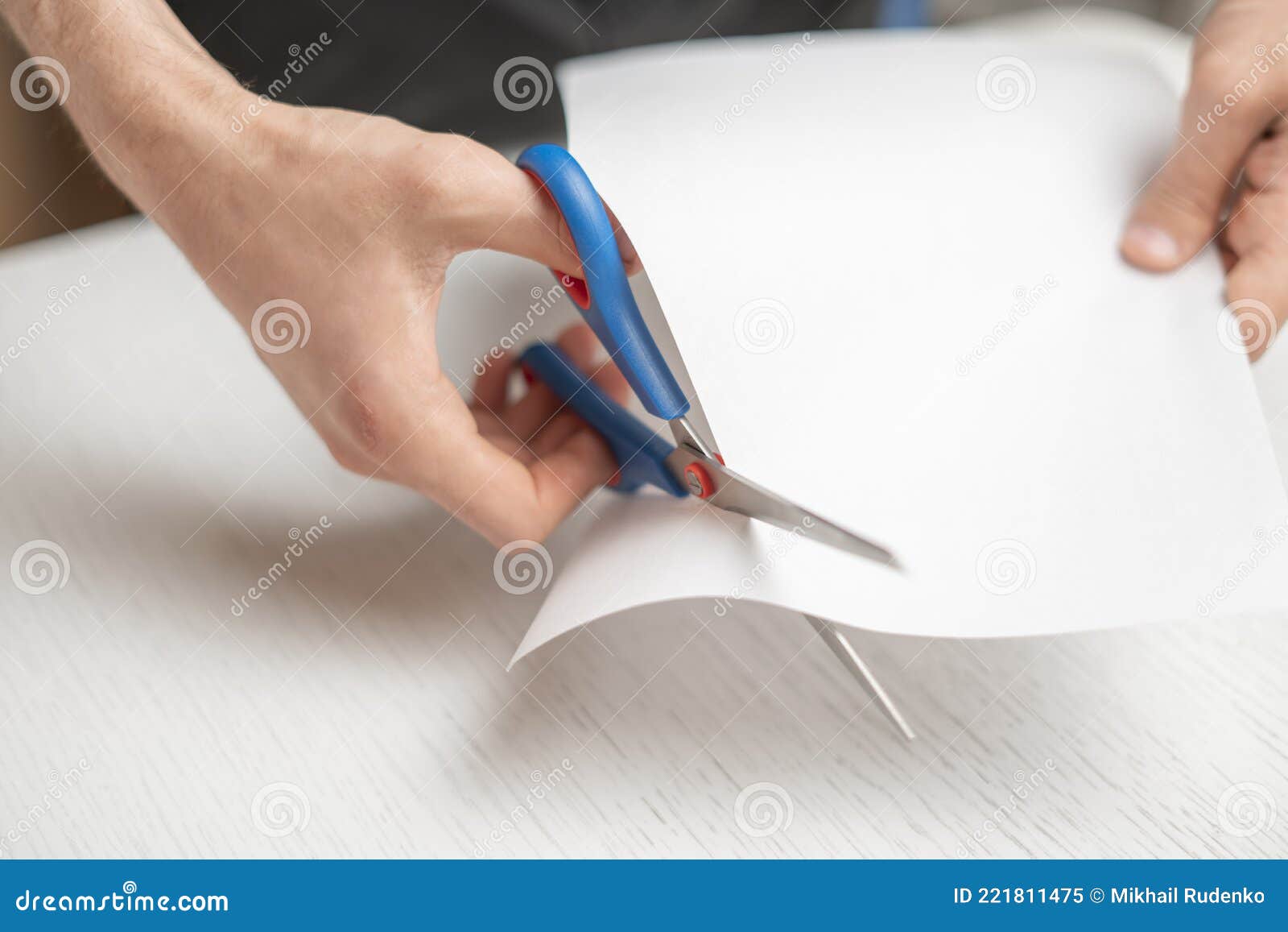 Une Personne Tient La Feuille De Papier Et La Coupe Avec Des Ciseaux Image  stock - Image du pièce, handmade: 221811475