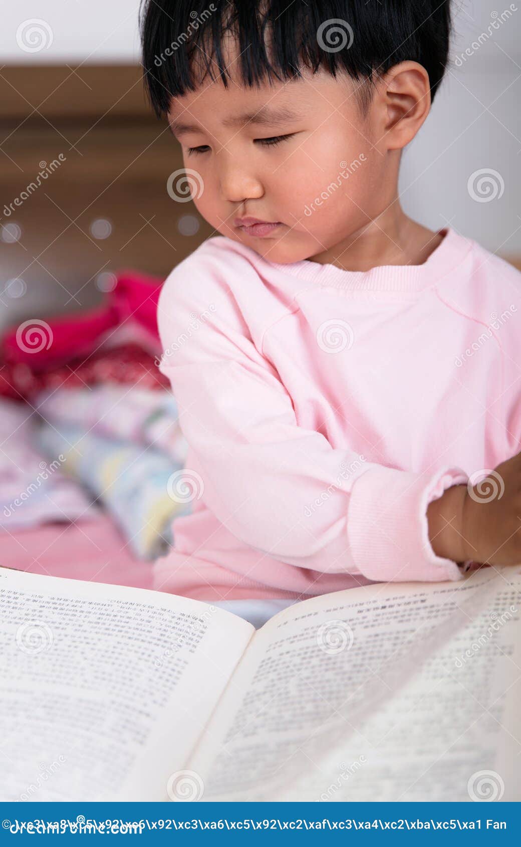 Photo de Un Enfant Qui Lit Attentivement,lisant Un Livre, garçon