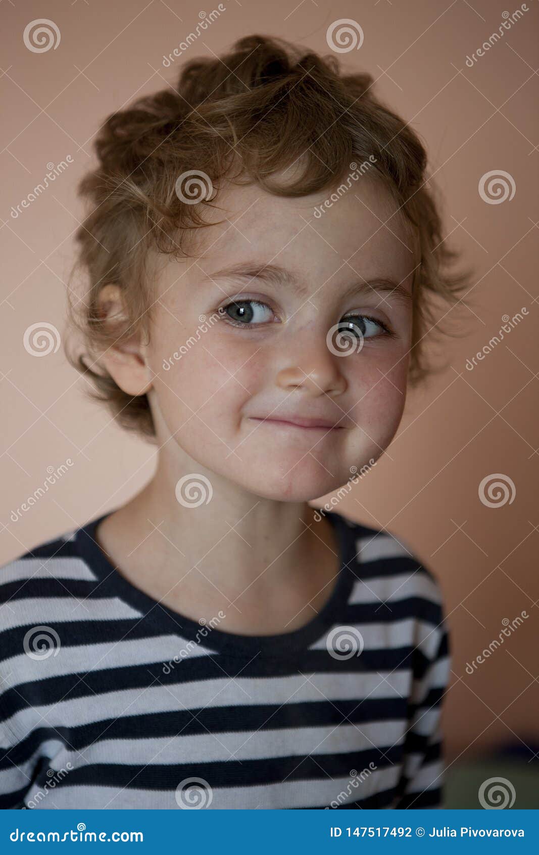 Une Petite Fille Aux Cheveux Boucles Avec Un Regard Curieux Adroit A Concu Un Polisson Photo Stock Image Du Beaute Joie