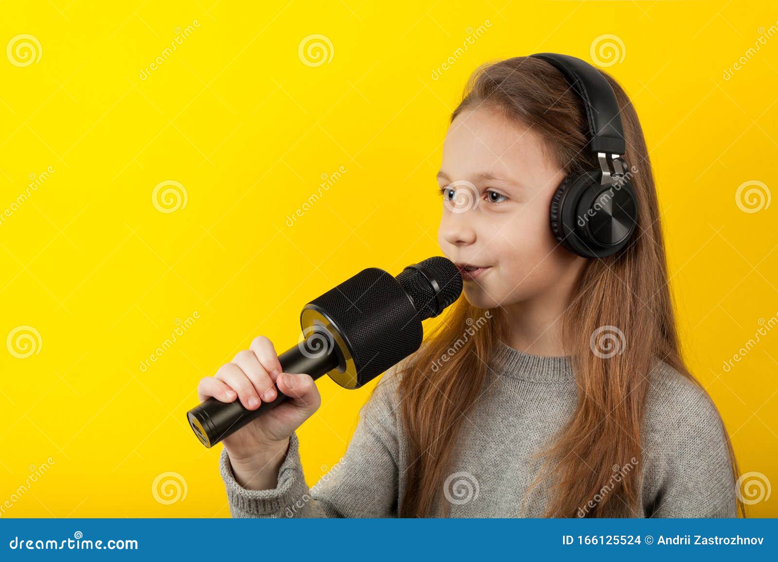 Une Petite Fille Chante Dans Un Microphone Sur Fond Jaune Karaoké Pour  Enfants Photo stock - Image du bonheur, lifestyle: 166125524