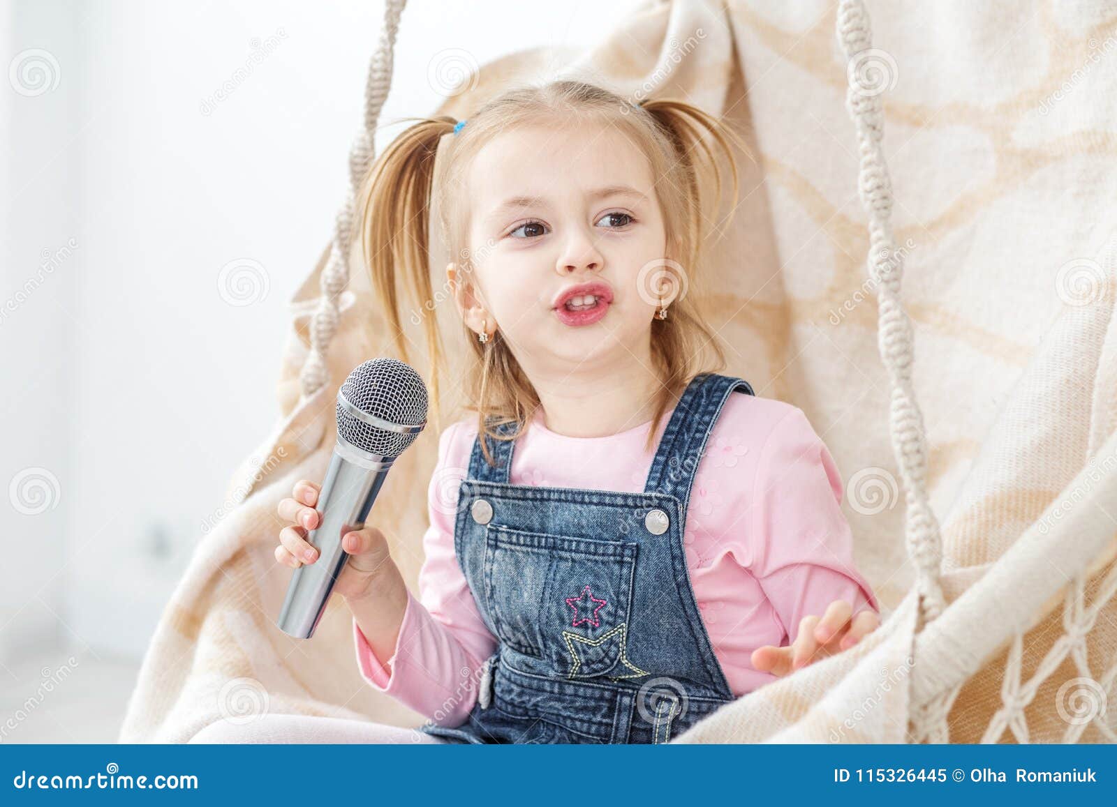 Une Petite Fille Chante Le Karaoke Dans Le Microphone Le Concep Image stock  - Image du preschooler, développement: 115326445