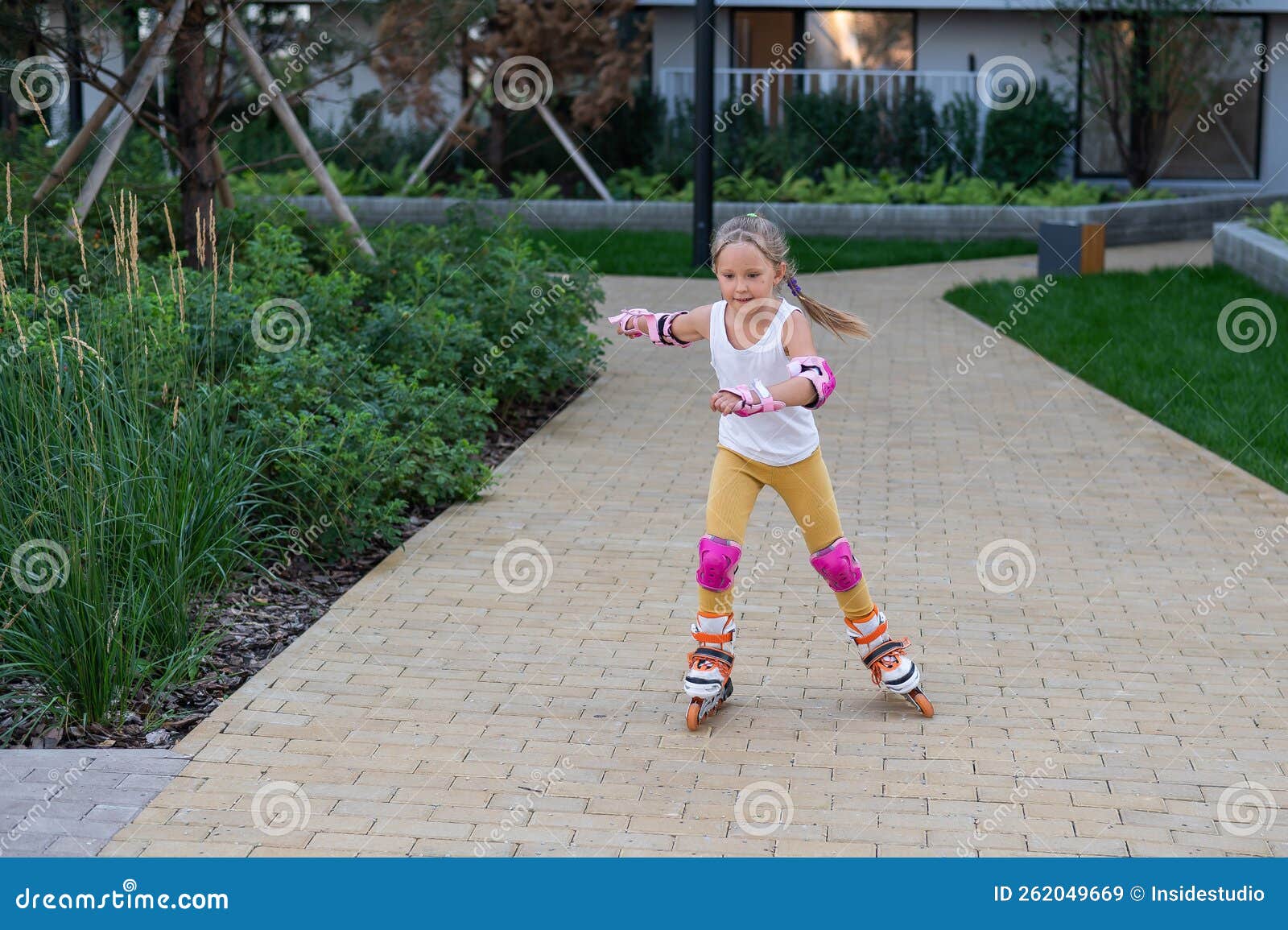 Grand-mère Apprend à Sa Petite-fille à Faire Du Patin à Roulettes