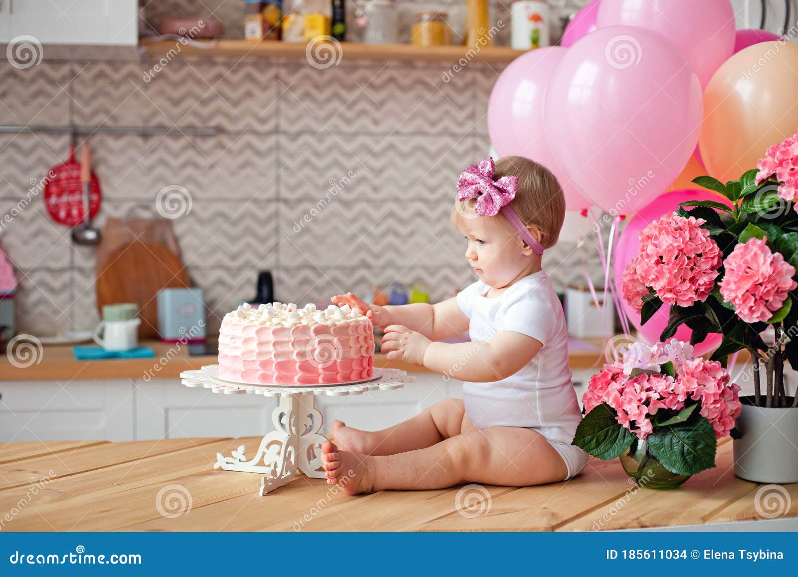 Une Petite Fille Sur La Table Avec Un Gateau D Anniversaire Et Des Ballons L Effondrement Du Gateau Crashcake Photo Stock Image Du Festif Colore Une Petite Fille Sur La Table Avec Un Gateau D Anniversaire Et Des Ballons L Effondrement Du Gateau Crashcake Photo Stock Image Du Festif Colore