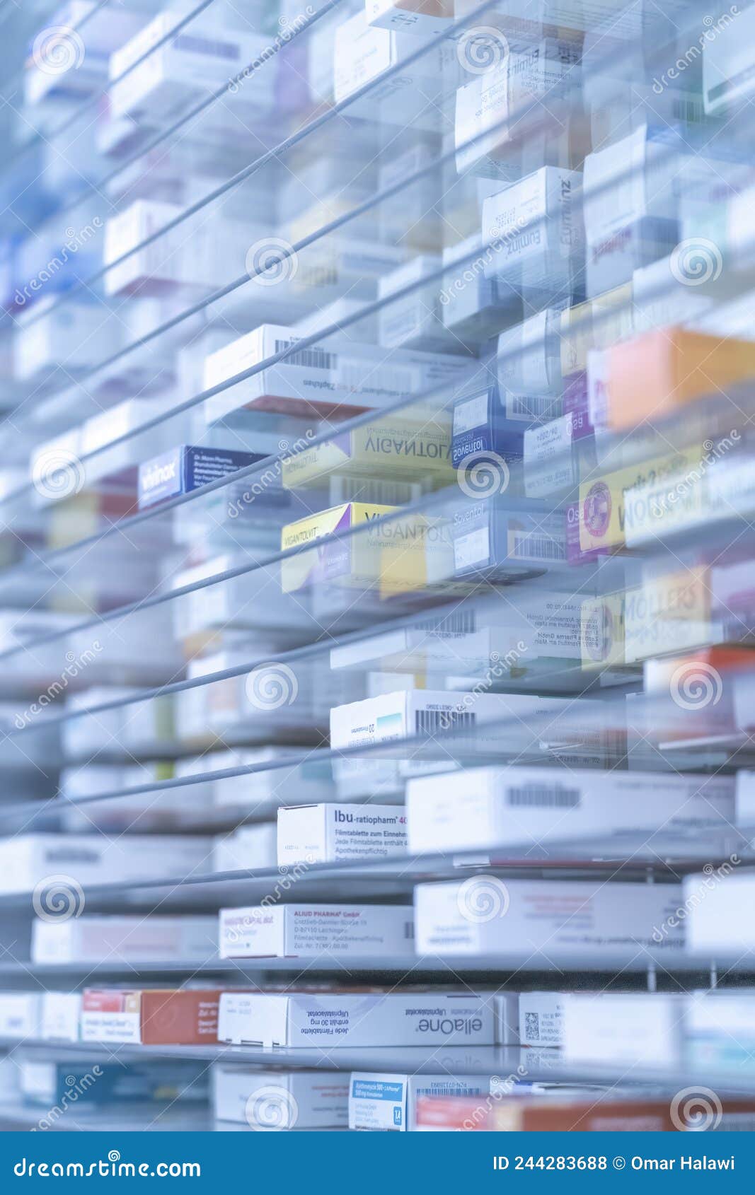 Une Pharmacie Rangement De Médicaments Sont Arrangés Et Entreposés Sur Une  étagère En Verre Dans Une Pharmacie Sortie Avec Une Mai Photo stock  éditorial - Image du main, importation: 244283688