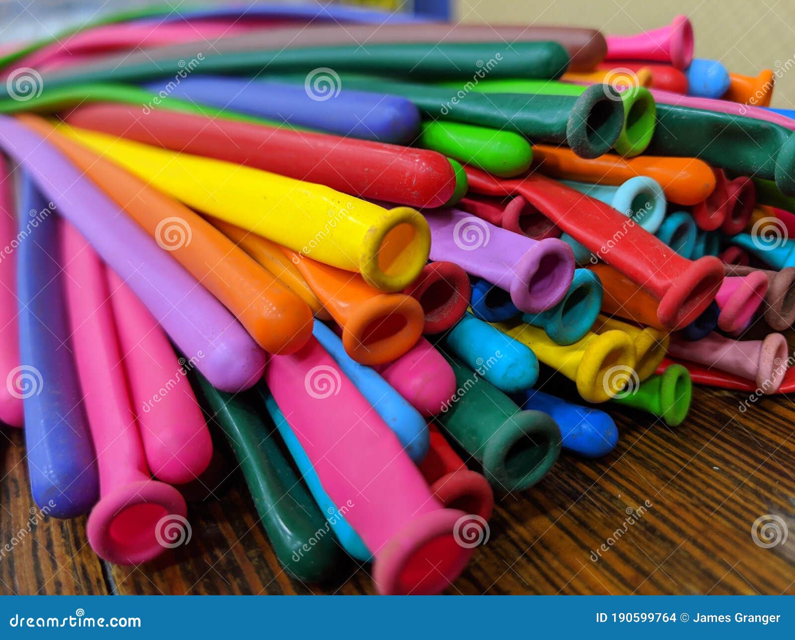 Une Pile De Longs Ballons De Modélisation Colorés Photo stock - Image du  paquet, modeler: 190599764