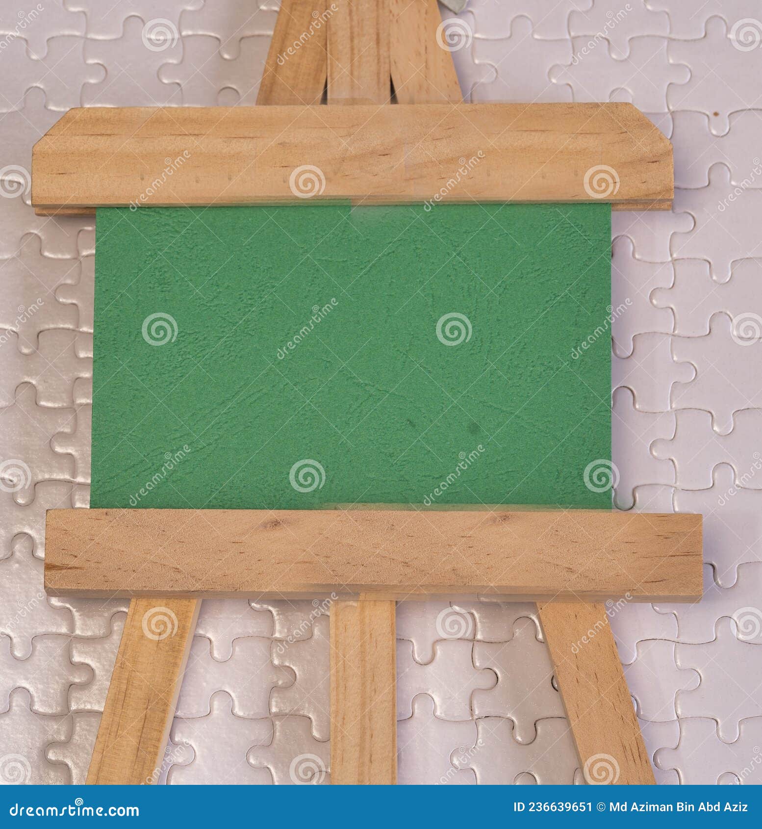 Une Planche Verte Sur Chevalet En Bois Avec Un Puzzle Blanc En Arrière-plan  Image stock - Image du copie, affaires: 236639651