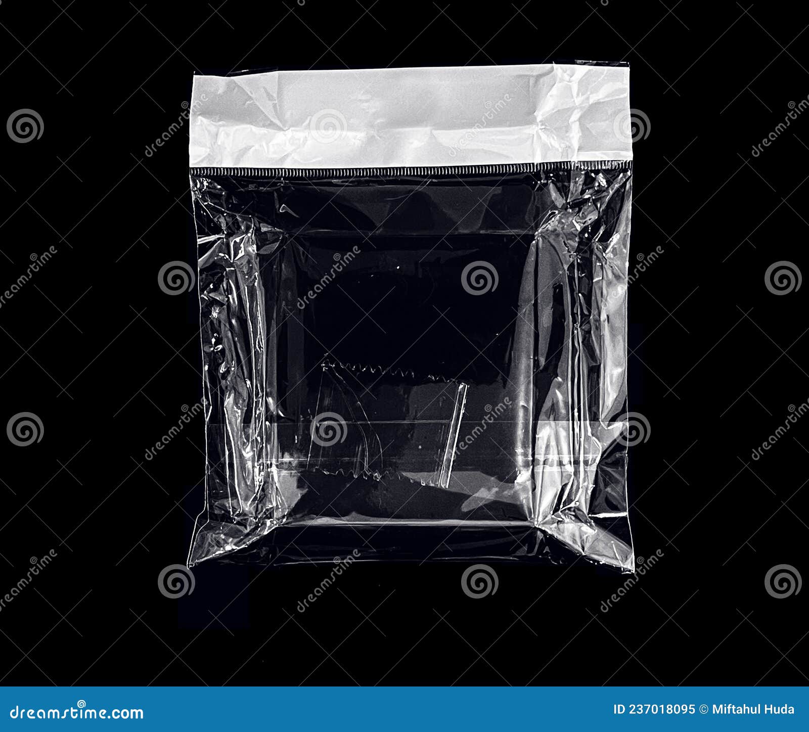 Une Poche En Plastique Transparent Sur Fond Noir Image stock