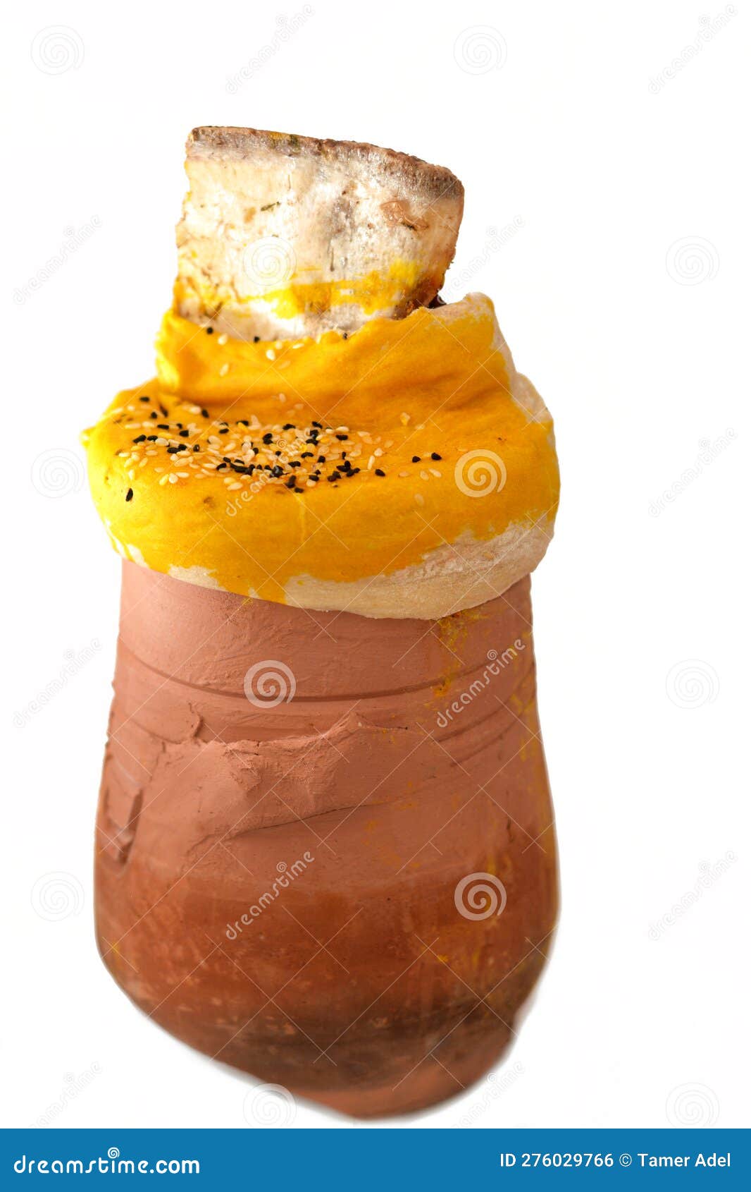 Une Poterie Pot Chaud Pot Pot Couvert De Pâte Sésame Et D'agneau Rasé Est à  L'intérieur Avec Du Riz Basmati Et Des Légumes Mélangé Photo stock - Image  du chèvre, cuisine: 276029766