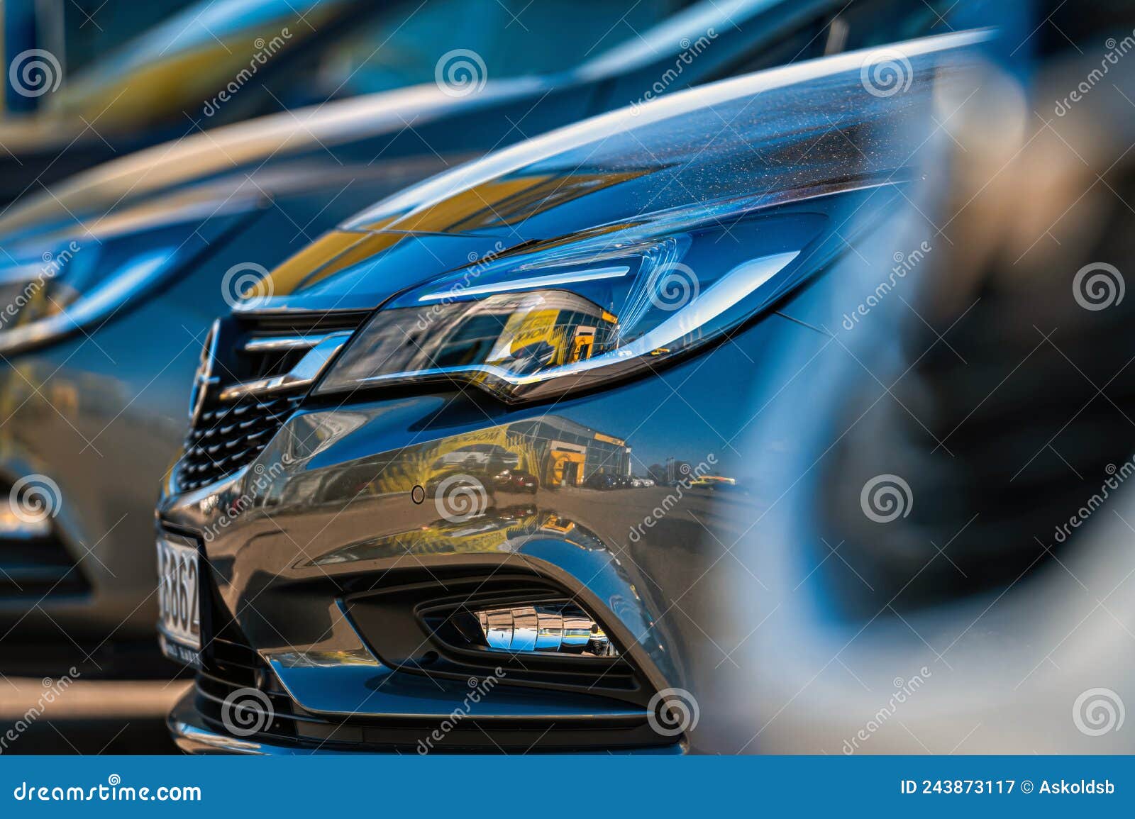 Une Rangée De Nouvelles Voitures Opel Au Centre De Service De Concession  Officiel Vue Frontale De La Voiture Photographie éditorial - Image du  automobile, industrie: 243873117