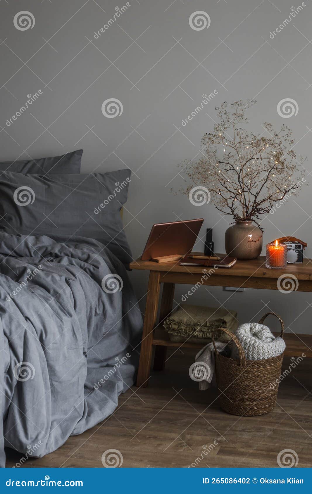 Une Soirée Cosy Dans La Chambre à Coucher Pour Regarder Un Film. Lit  Banquette En Bois Décorée D'une Bougie Et D'une Tablette. Con Photo stock -  Image du lumière, minimalisme: 265086402