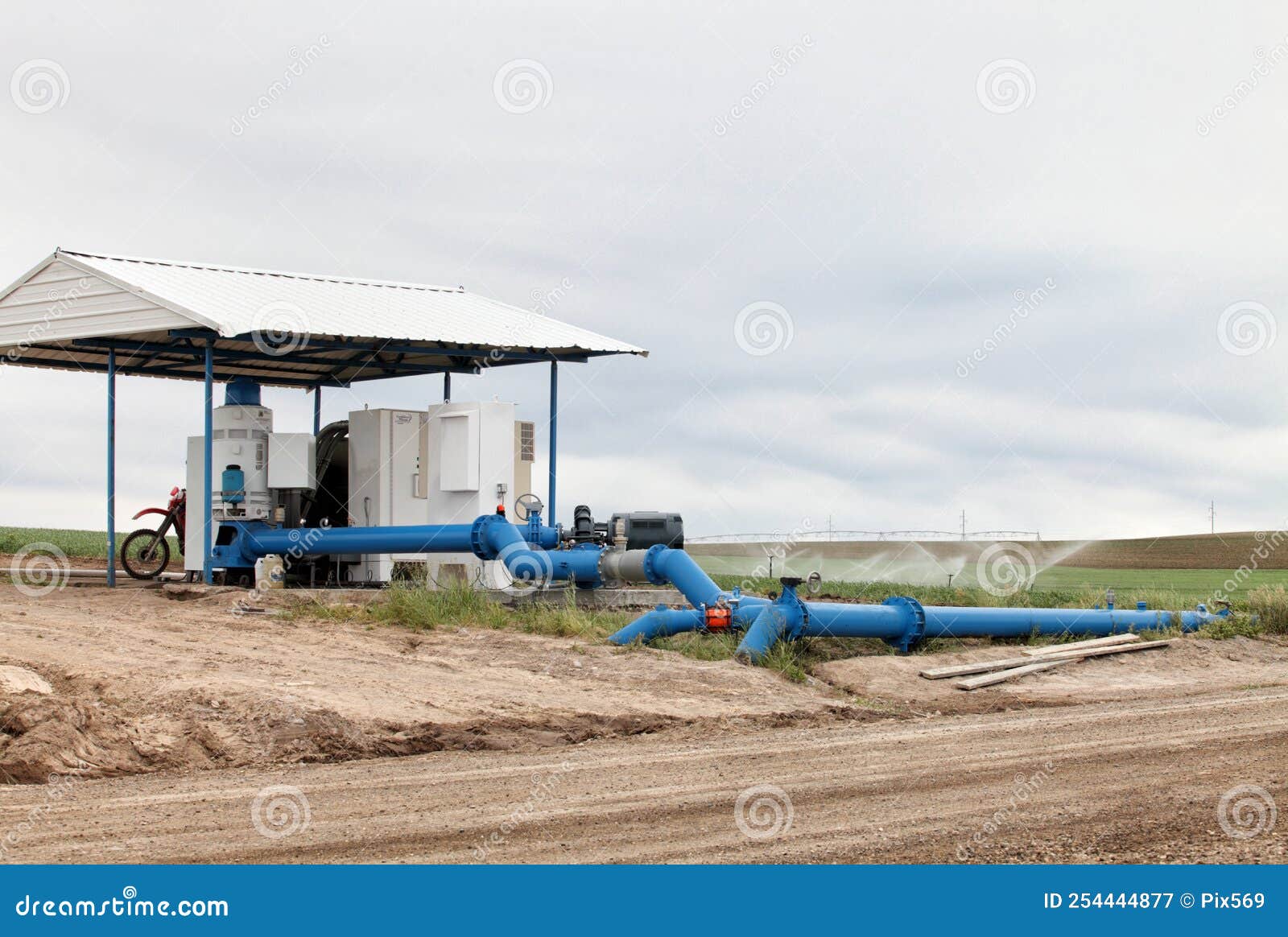 Tuyau D'irrigation En Métal Près Des Champs De Ferme Photo stock - Image du  coupure, ferme: 109156228