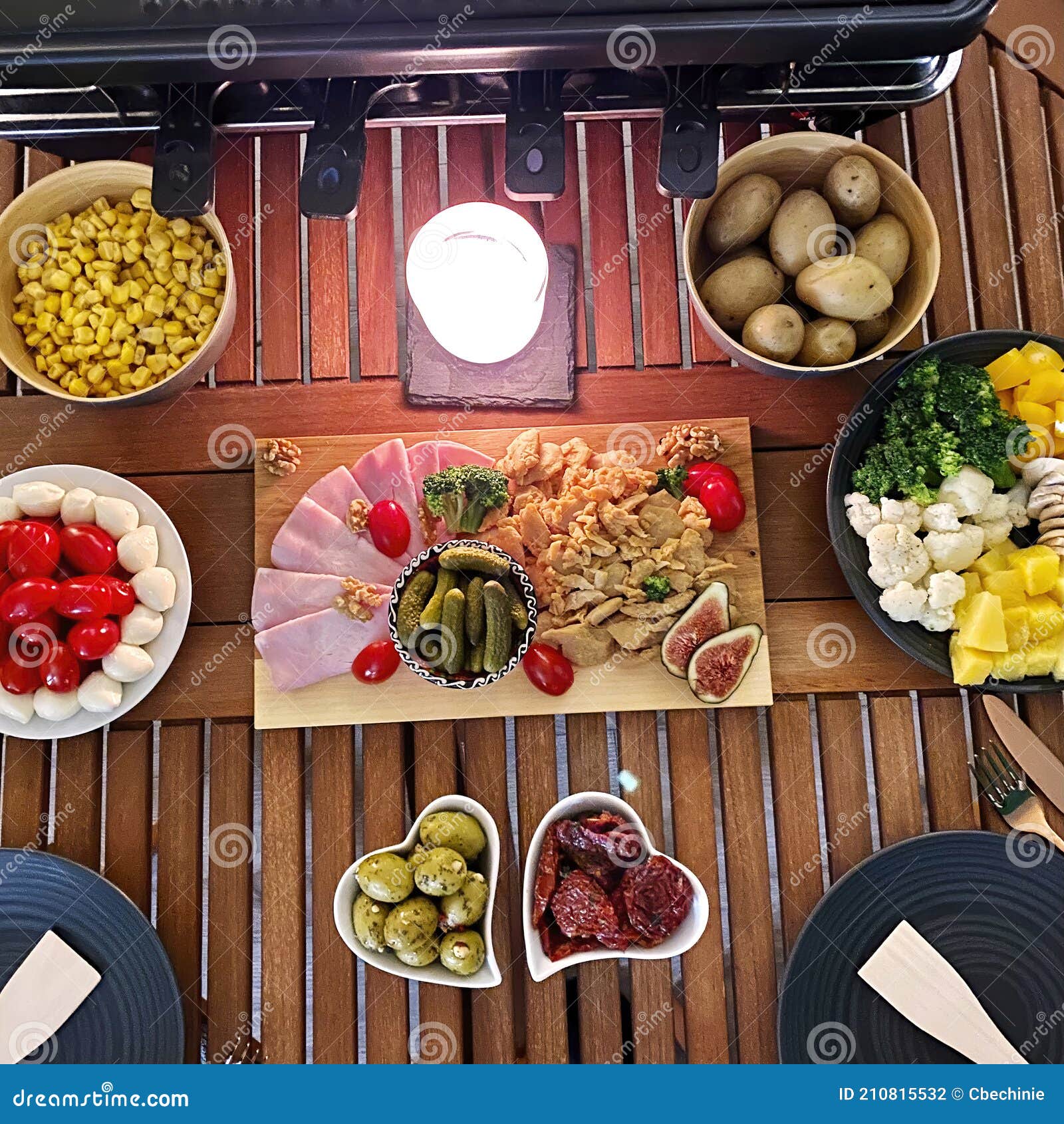 Une Table En Bois Avec Divers Ingrédients Pour Une Raclette Photo stock -  Image du nutrition, mélange: 210815532