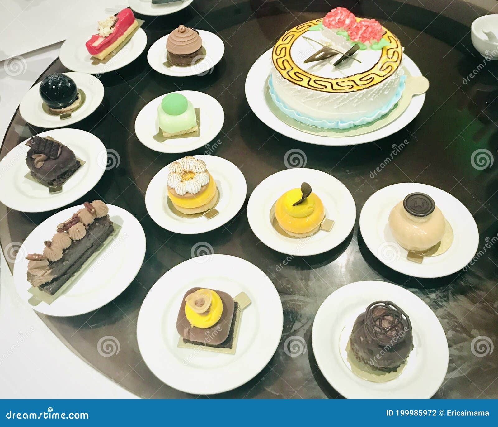 Une Table Remplie De Gateaux Dans Differentes Tailles Et Couleurs Photo Stock Image Du Mangez Appetit Une Table Remplie De Gateaux Dans Differentes Tailles Et Couleurs Photo Stock Image Du Mangez Appetit