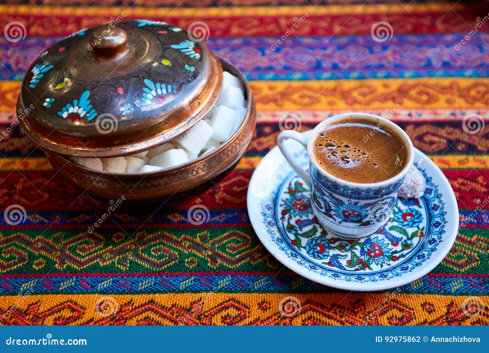 Photo libre de droit de Servant Du Café Turc banque d'images et plus  d'images libres de droit de Café turc - Café turc, Loukoum, Café - Boisson  - iStock