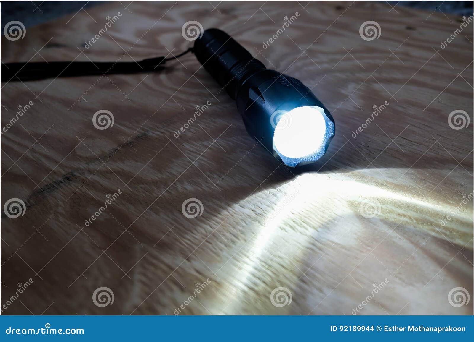 Une Torche Noire Sur La Table En Bois Photo stock - Image du blackout,  ouverture: 92189944