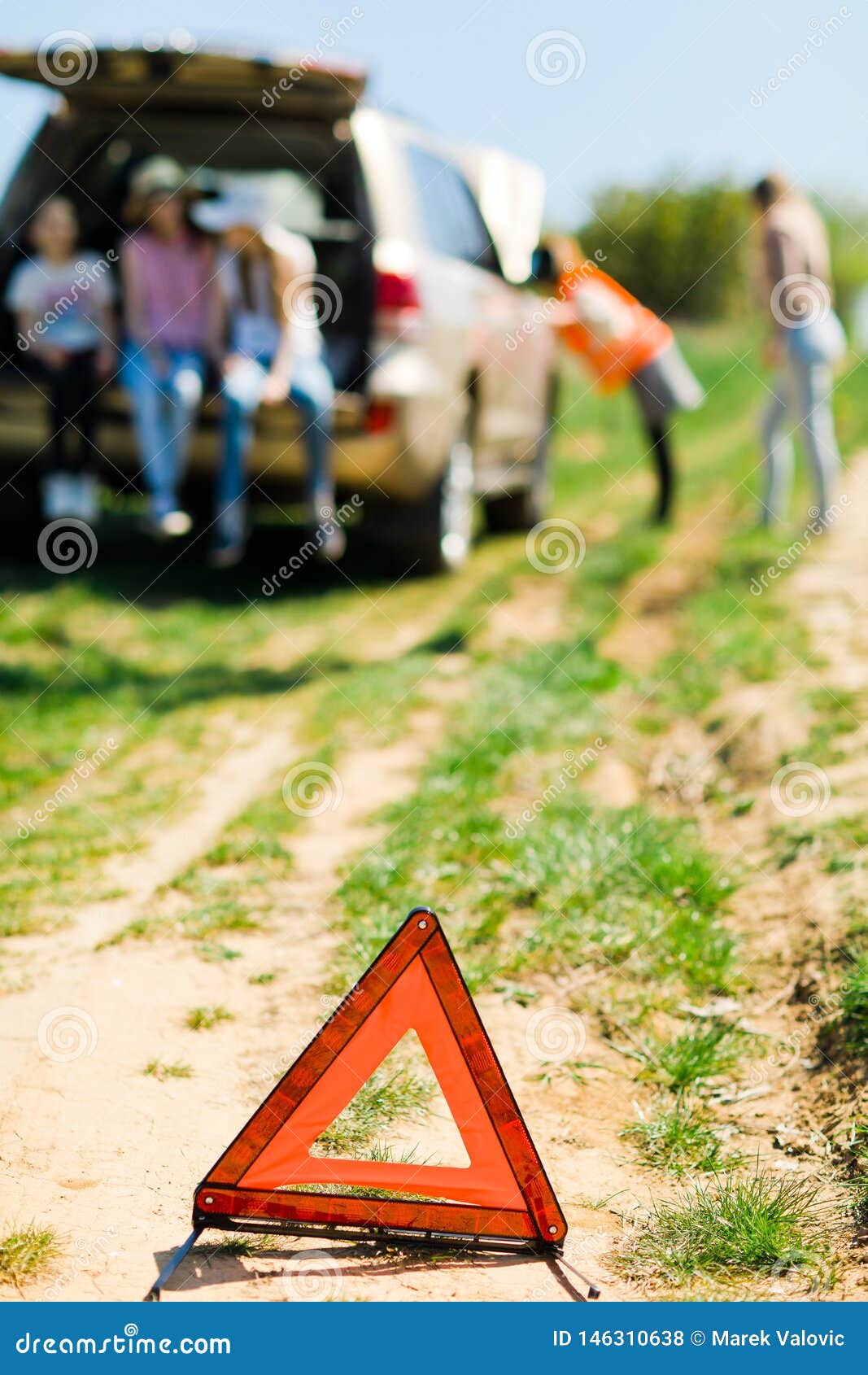 Triangle De Signalisation Derrière Une Voiture En Panne.