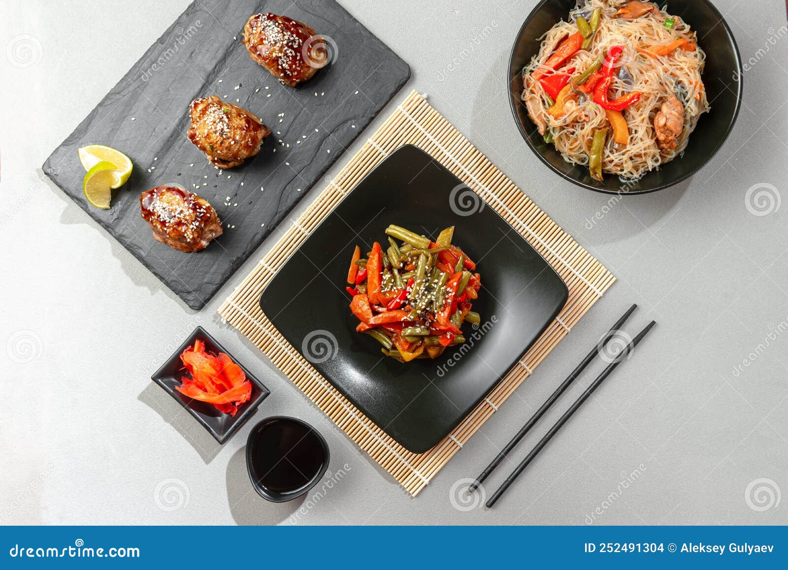 Une Variété De Nourriture Asiatique Sur Fond Jaune Vif. Légumes Frits  Chinois Avec D'autres Aliments Asiatiques Sur Un Gris Photo stock - Image  du asiatique, foncé: 252491304