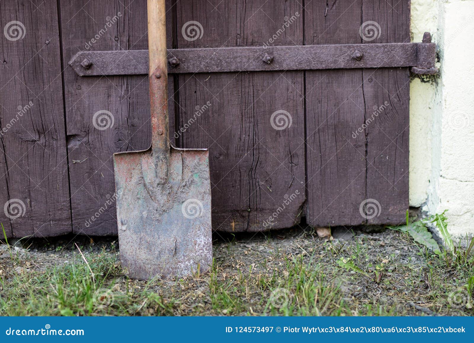 Une Vieille Pelle De Jardin Se Penchant Contre Une Porte En