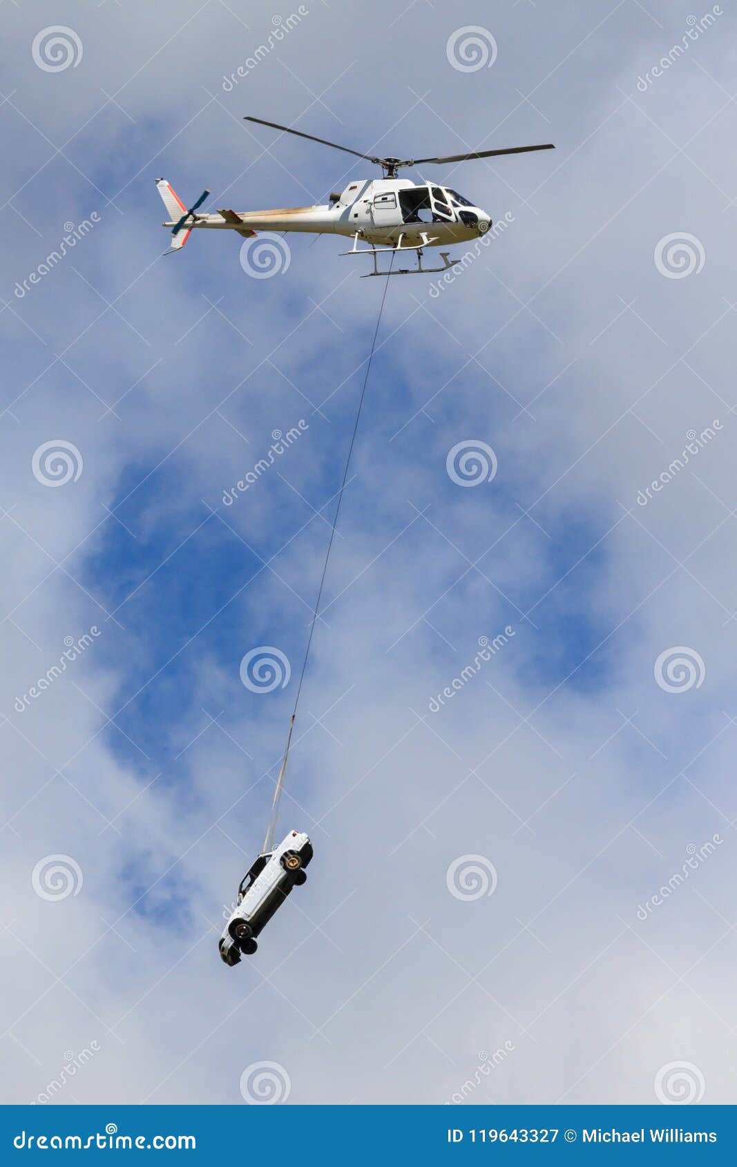 Une Voiture Balançant D'une Corde De Remorquage Du ` S D'hélicoptère Image  stock - Image du suspendu, mouche: 119643327