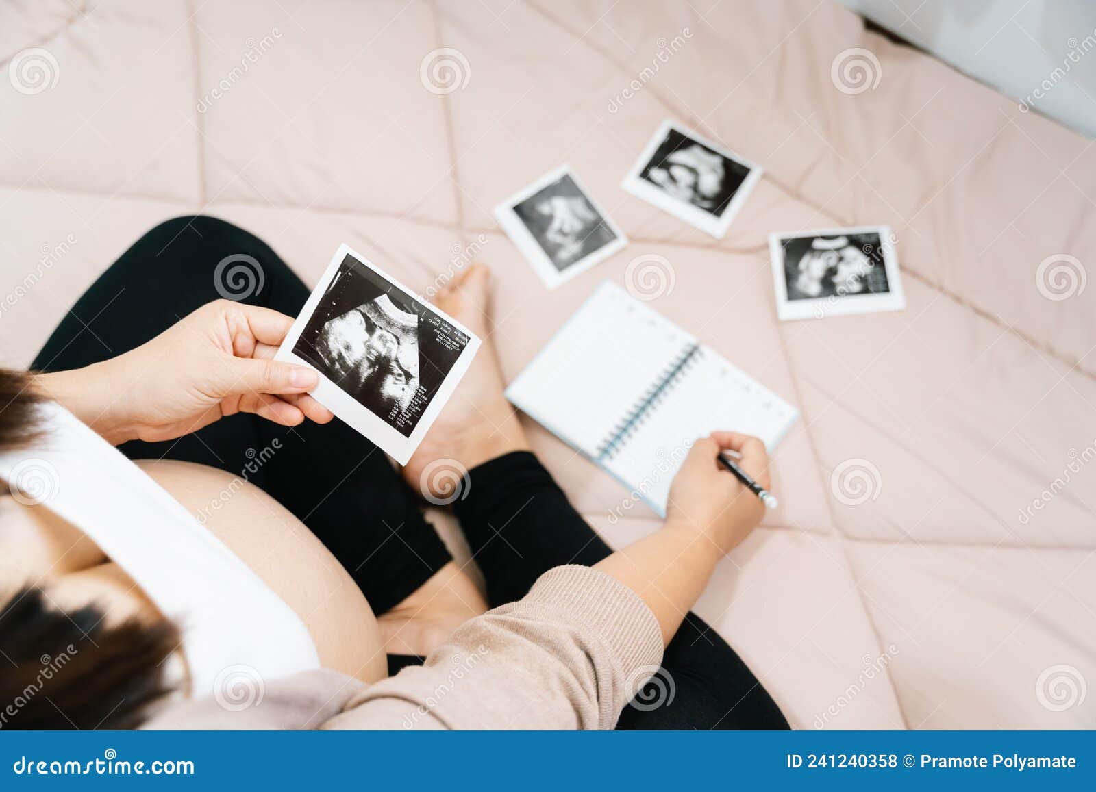 Une Vue Sur Dairytop De Grossesse Femme Enceinte écrire Des Pensées Dans Un  Carnet Pour Mémoire Xray Image De Son Bébé Et Des Chau Photo stock - Image  du chéri, santé: 241240358