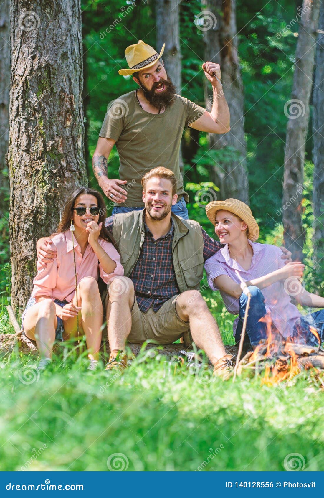 Døds kæbe ly Stirre Unexpectable Danger. Man Brutal Thief Holds Knife Going Attack Hikers in  Forest. Friends Relaxing and Not Expect To Be Stock Photo - Image of relax,  food: 140128556