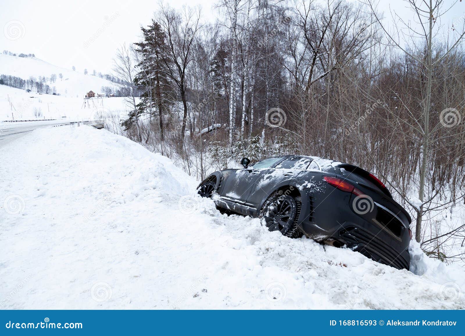 Kanadier baut Auto aus Schnee im Halteverbot - Polizei fällt drauf rein