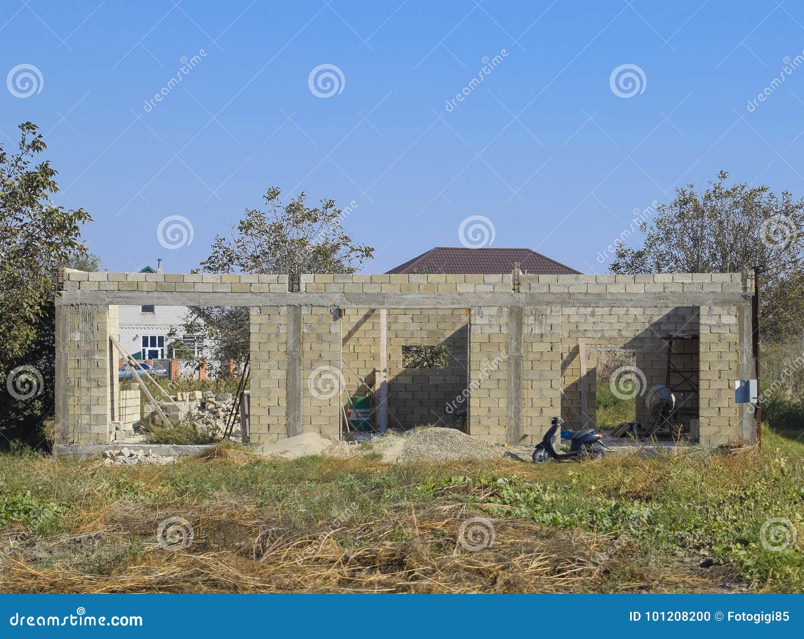 unfinished house from a cinder block. the walls of the building under construction.