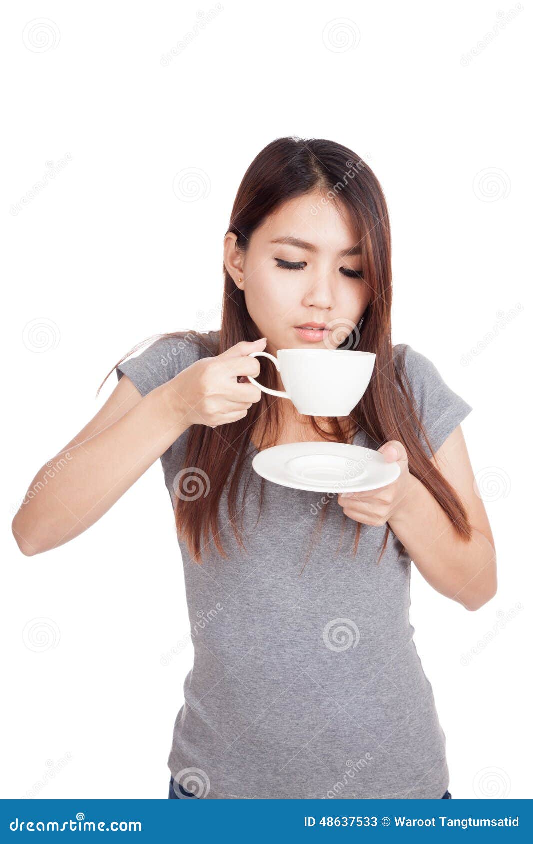 Ung asiatisk kvinna som dricker kaffe
