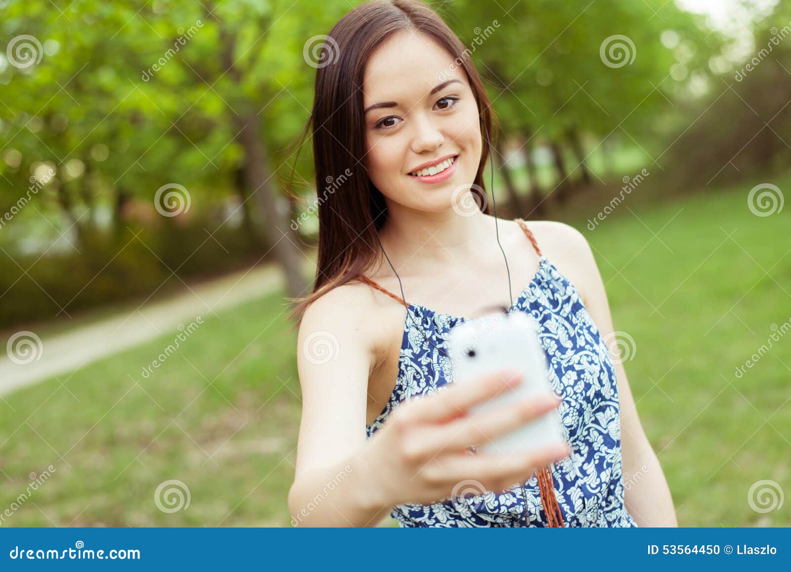Ung asiatisk tonåring som använder smartphonen