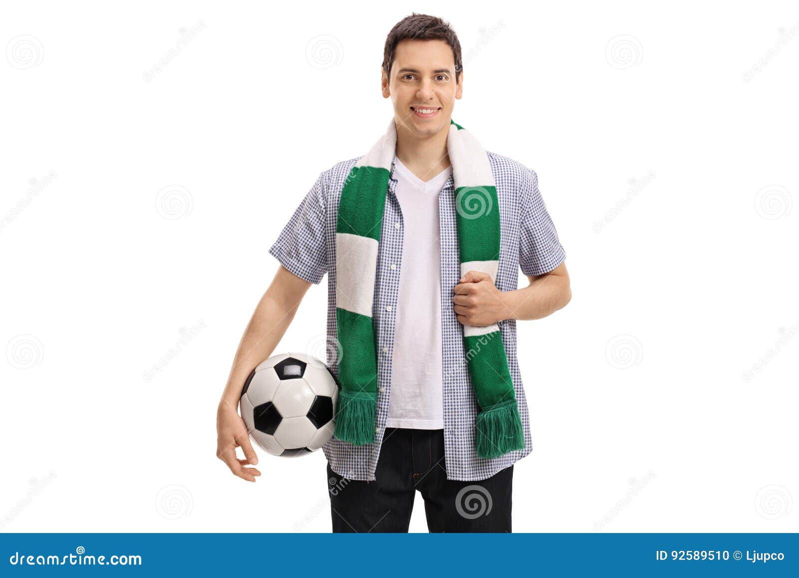 Ung fotbollfan med en halsduk och en fotboll som isoleras på vit bakgrund
