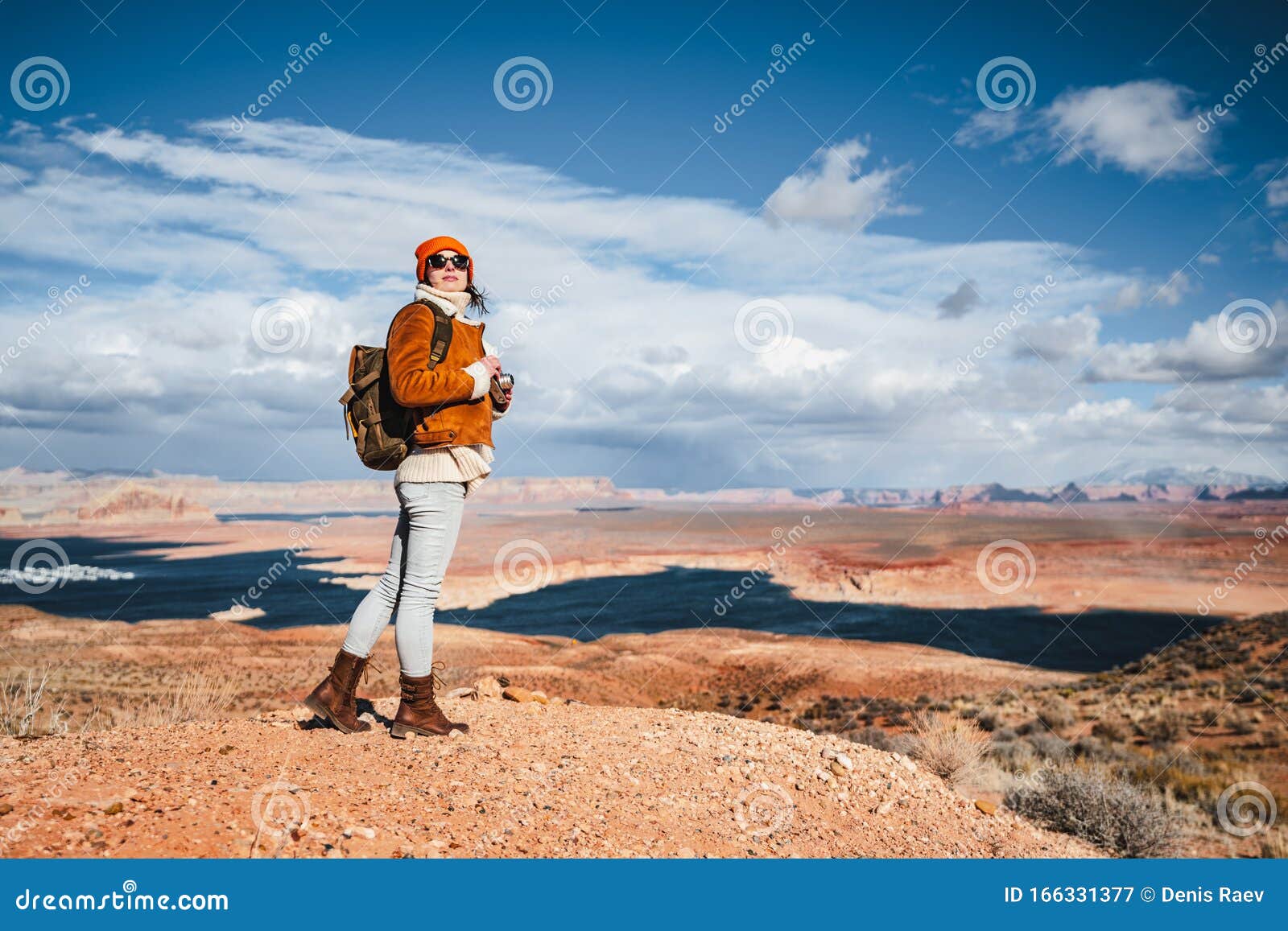 Ung fotograf med en retrokamera i öknen, Arizona