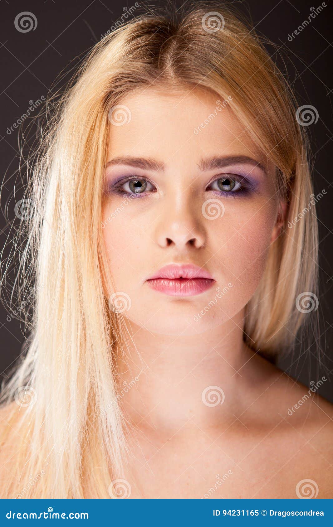 Ung kvinna med purpurfärgad makeup i studiofoto Ung skönhet Sund naturlig hud