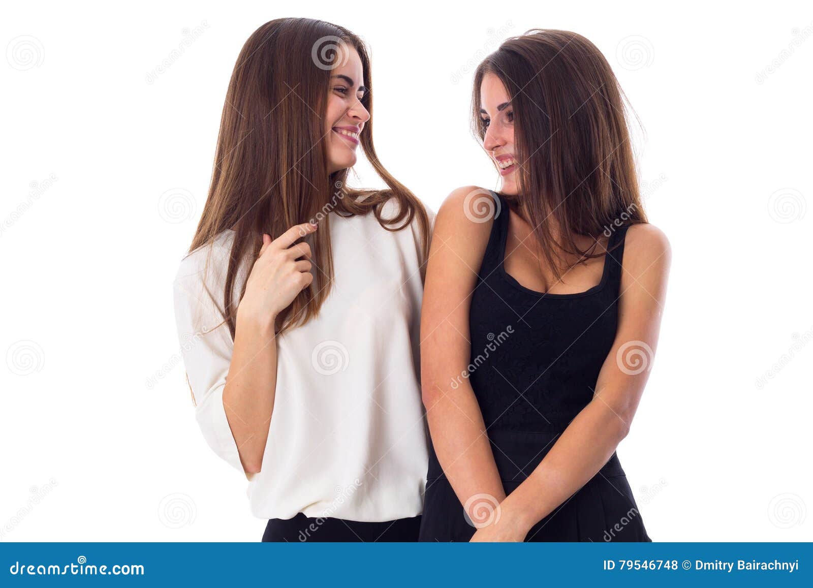 Привела подругу с разговорами. Две женщины разговаривают. Две женщины разговаривают на белом фоне. Две девушки разводят руками. Две подруги разговор черно белое.