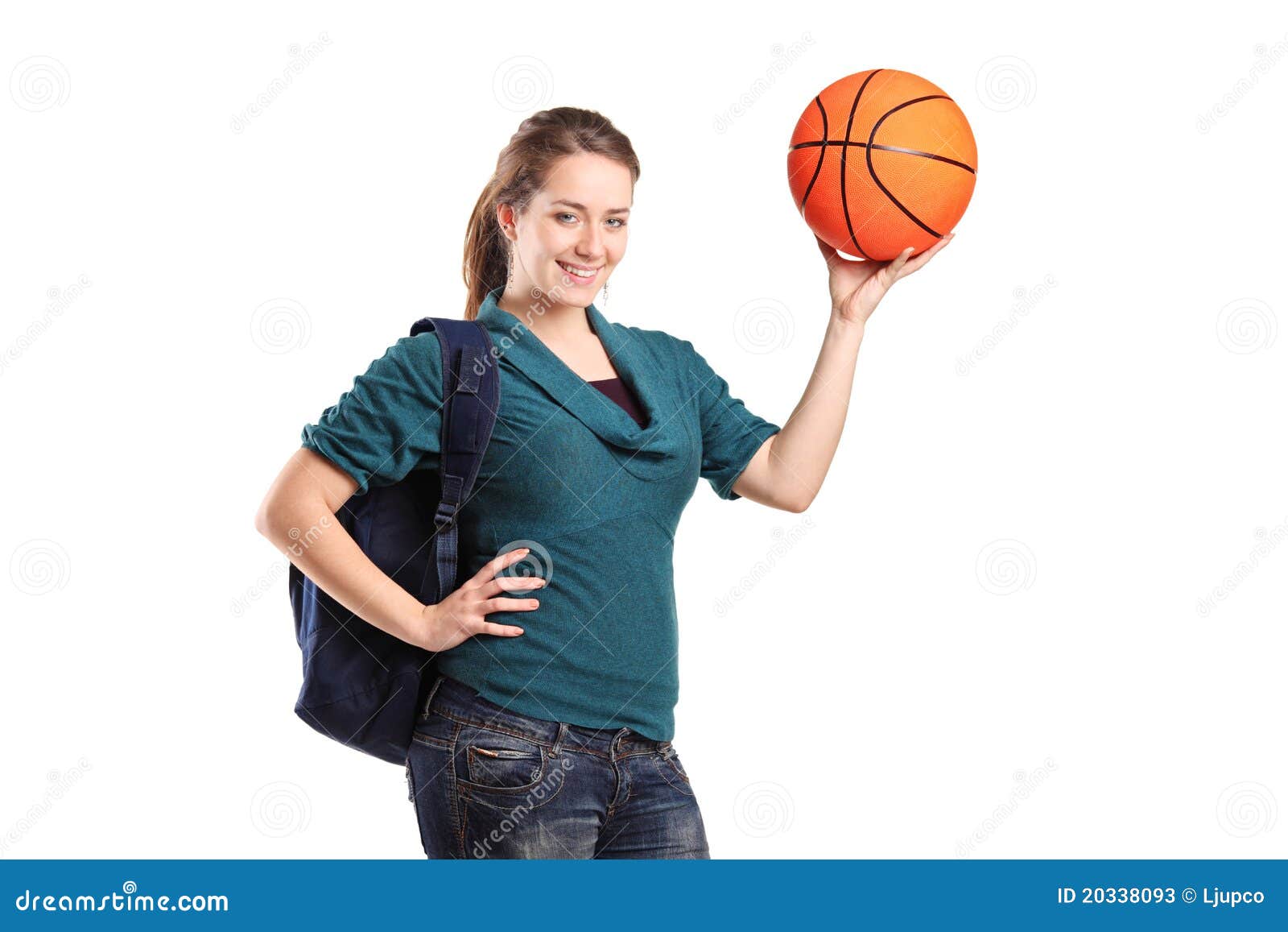 Ung skolaflicka som rymmer en basket isolerad på vit bakgrund
