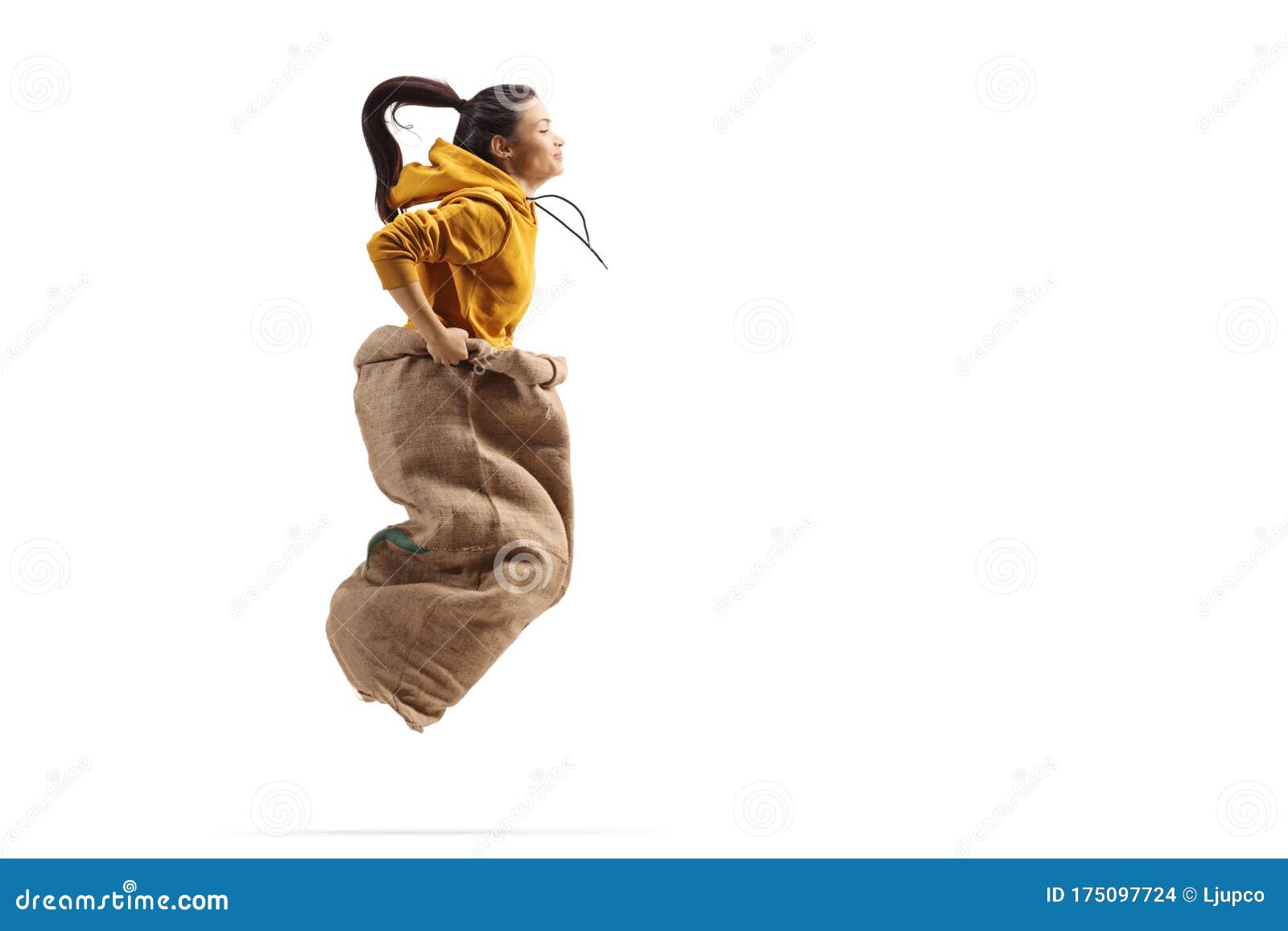 Unga Kvinnor Som Hoppar I En Sack Arkivfoto Bild Av Snabbt Motivering Unga Kvinnor Som Hoppar I En Sack Arkivfoto Bild Av Snabbt Motivering