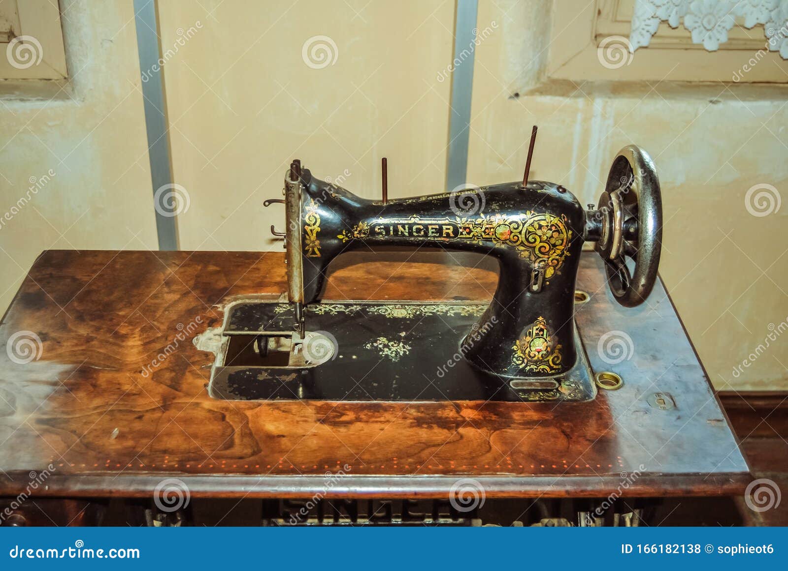 Vintage Antique Singer Sewing Machine. Accessories for Weaving Operations.  Editorial Photo - Image of round, factory: 72541676