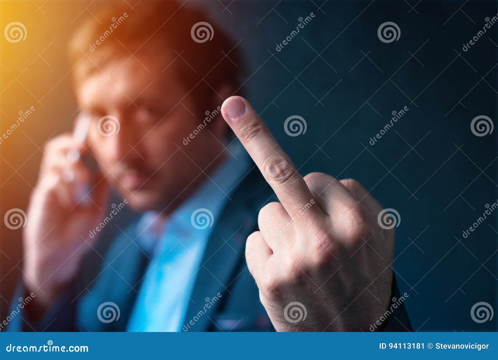 Unhöflicher Geschäftsmann, Der am Telefon Spricht Und Mittelfinger Gibt  Stockbild - Bild von negativität, konflikt: 94113181