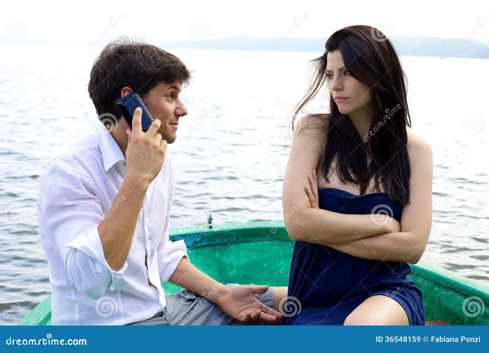 Почему парень не смотрит в глаза. Красивая девушка разговаривает с парнем. Мужчина смотрит на женщину фото. Какие фото девушек смотрят мужчины. Парень смотрит в телефон и улыбается на фото девушки.