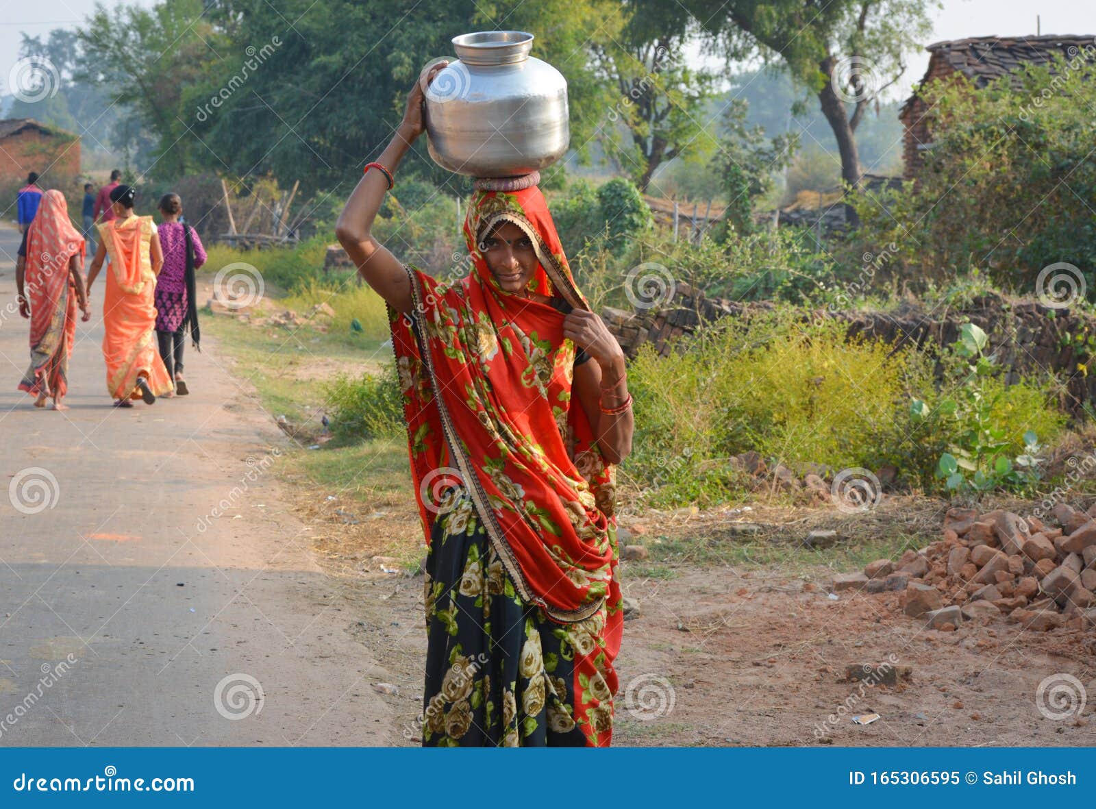An Unidentified Indian Village Woman Carry Water Editorial Image Image Of Balancing Saree