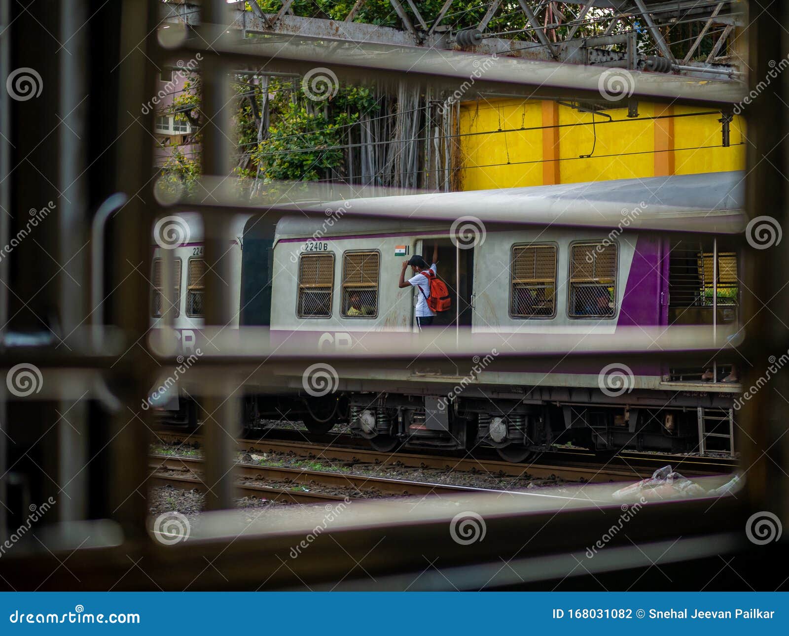 Unidentified Passengers Standing on the Doors of Running Local Train during  Rush Hours Editorial Photography - Image of station, india: 168031082