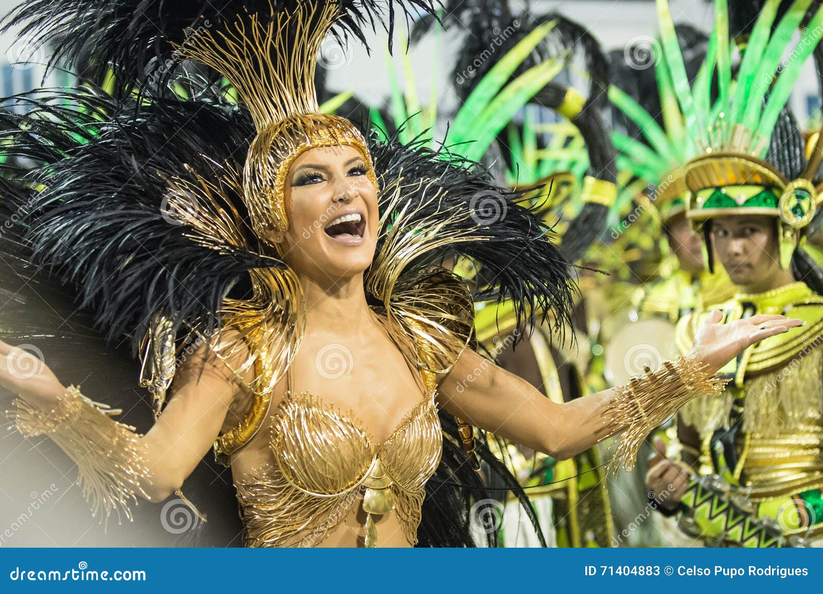 RIO DE JANEIRO, Brasile - 8 febbraio 2016: Parata Unidos de Padre Miguel della scuola della samba durante 2016 il carnevale in Rio de Janeiro, il Sambodromo Regina di percussione Claudia Leitte