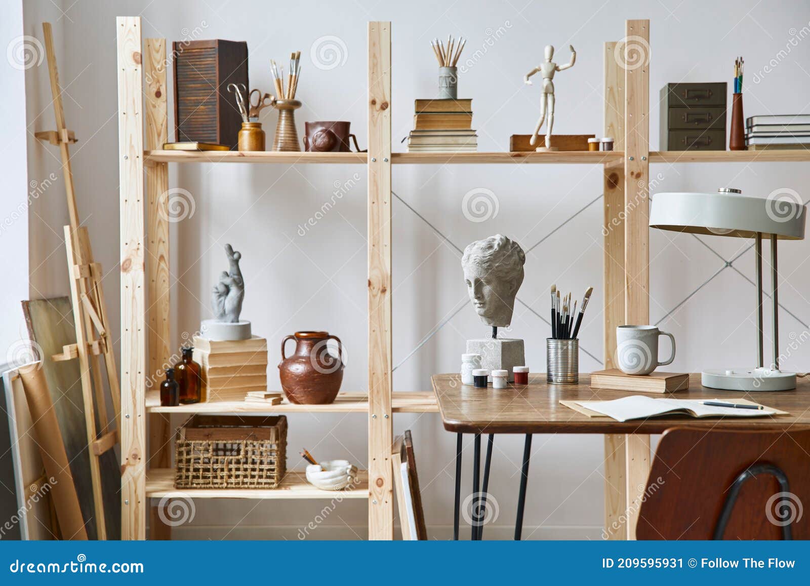 Unieke Artistieke Werkruimte Interieur Met Stijlvol Bureaublad, Houten Easel Bookcase Kunstwerk Schilderen Accessoires Decoratie. Stock - of ontwerp, 209595931