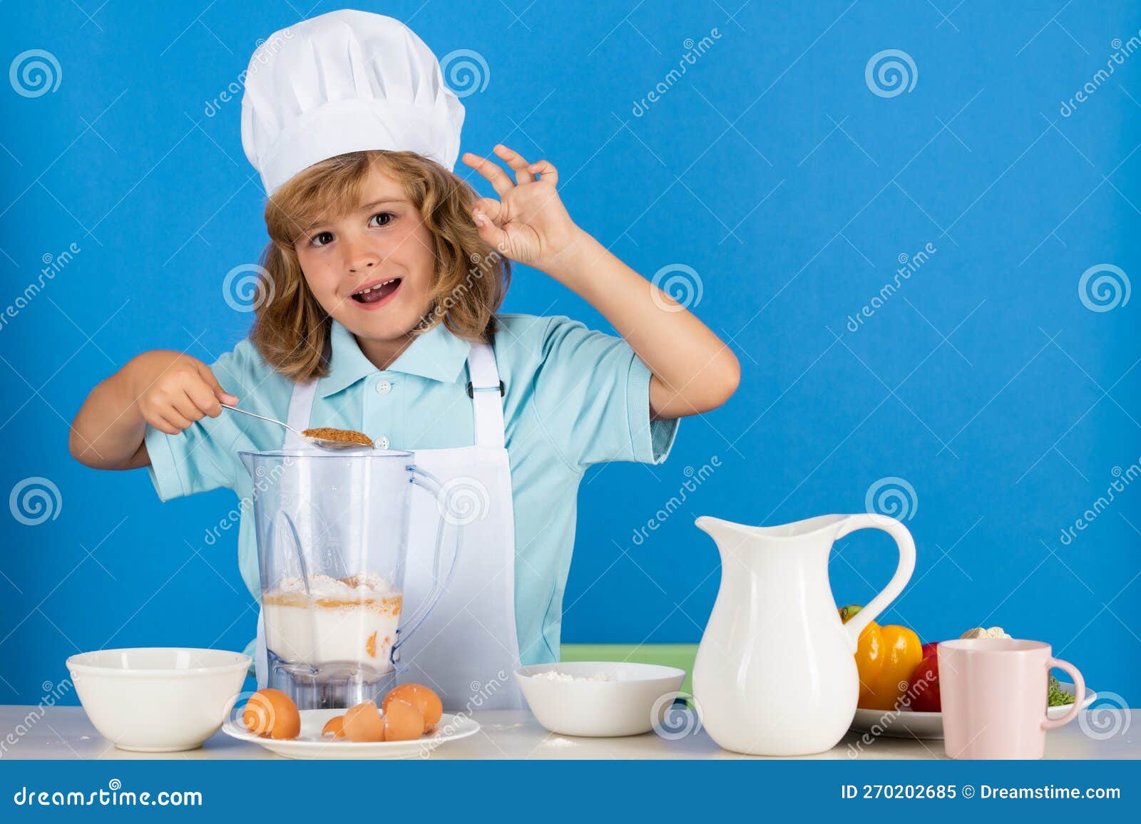 Uniforme De Cocina Niños Y Sombrero De Chef Que Verduras En Un Retrato De Estudio De Cocina. Cocina Culinaria E Infan de archivo - Imagen de alimento, uniforme: