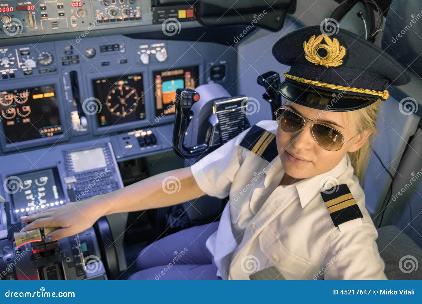 Capitão de avião em uniforme profissional jogando jogos para