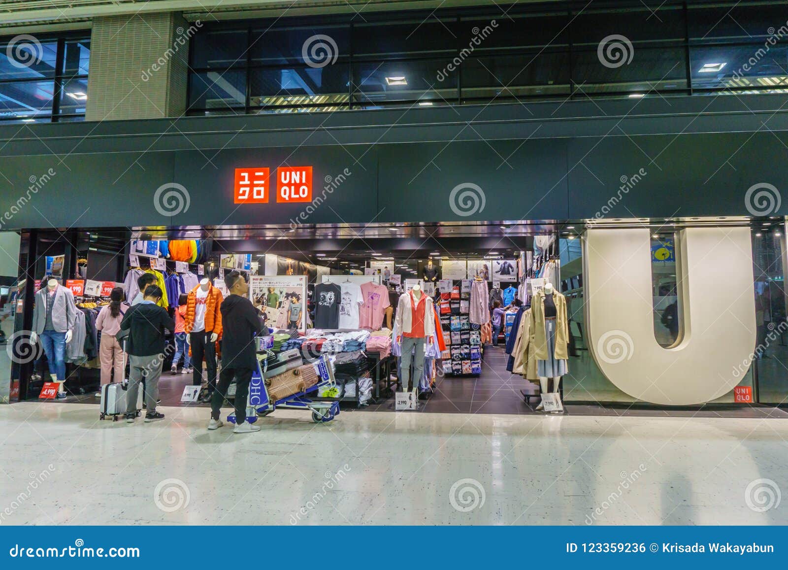 Uniqlo Store in Narita Airport Terminal 2 in Japan Editorial Photo - Image  of manufacturer, japan: 123359236