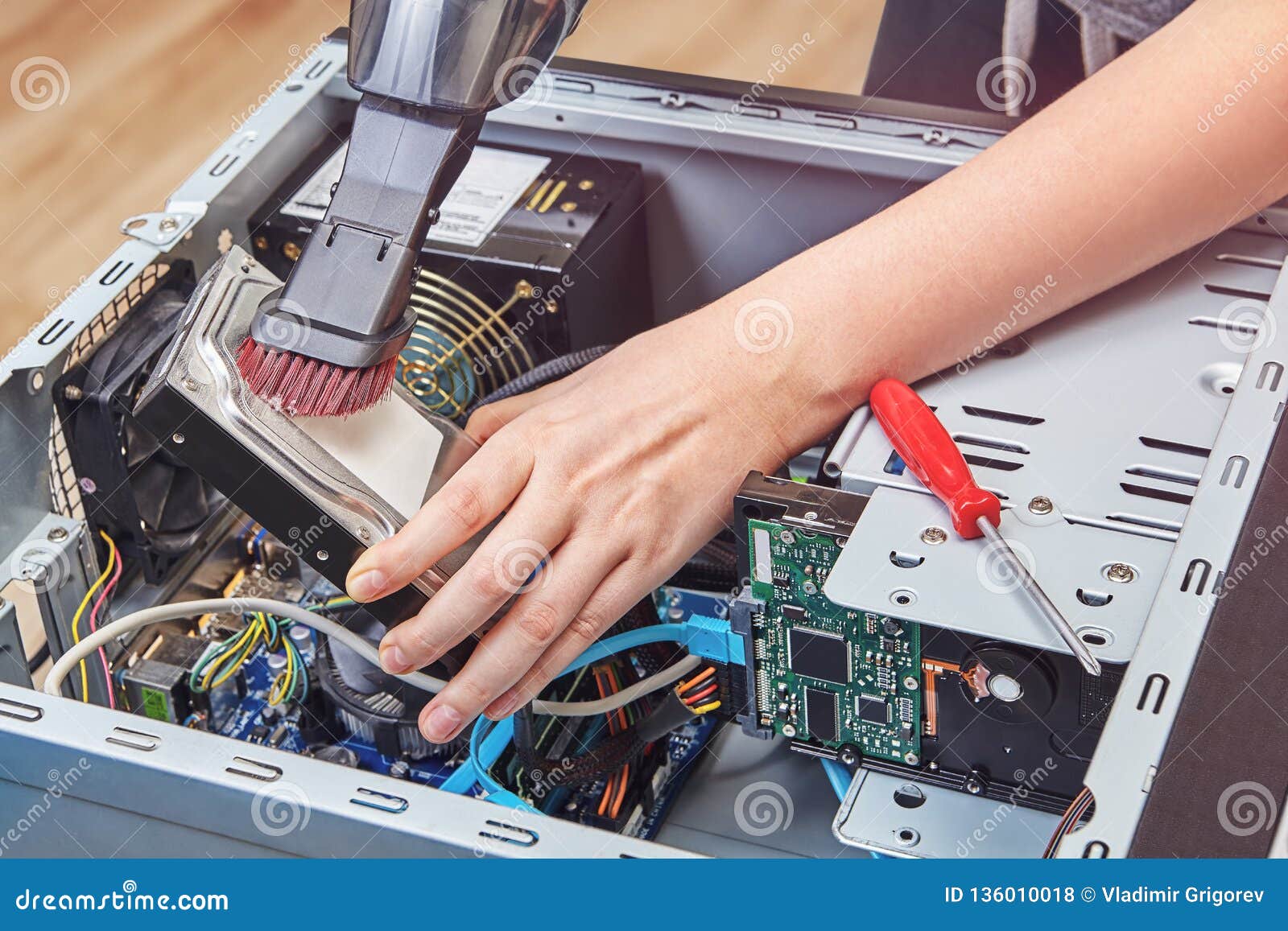 Unité De Disque Dur De Nettoyage De PC Avec L'aspirateur Photo stock -  Image du disque, interne: 136010018