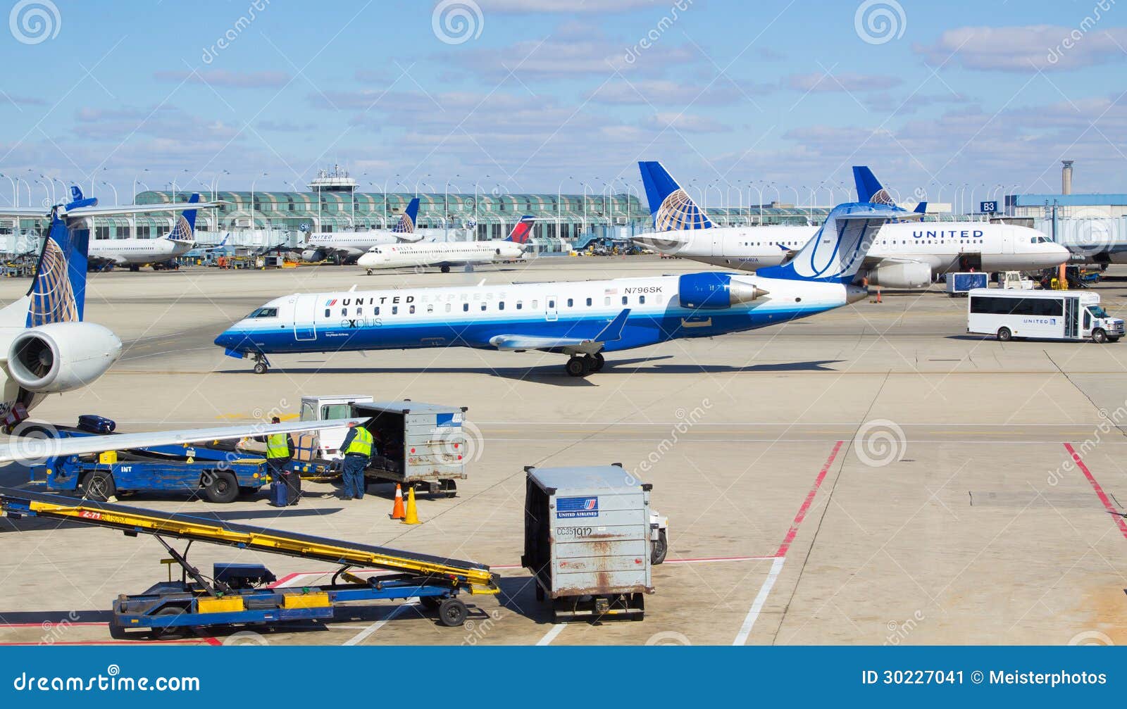 Aéroport occupé de Chicago o'Hare. United Airlines et exprès unis actionnent une moyenne de 5.472 vols par jour à 381 aéroports à travers six continents. En 2012, exprès uni et uni a porté plus de trafic de passager que n'importe quelle autre ligne aérienne dans le monde